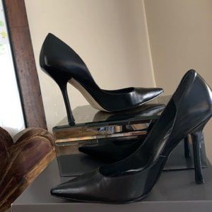 Guess Black pointed toe pump